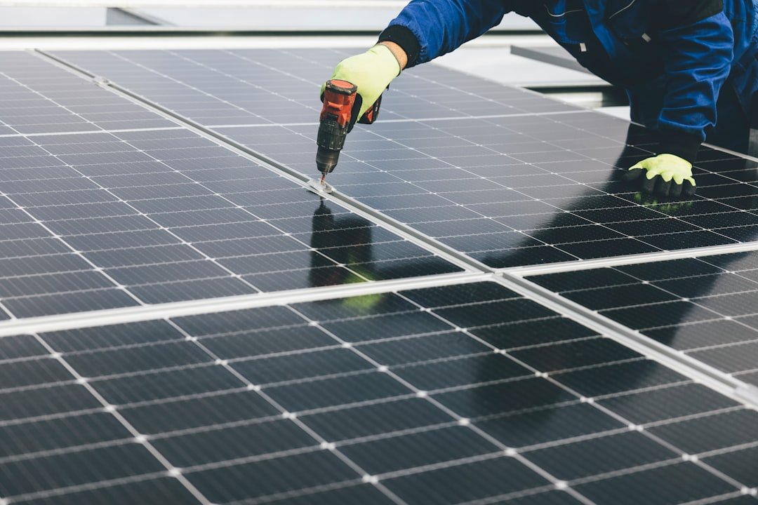 Instalação de energia solar residencial com equipe técnica no telhado