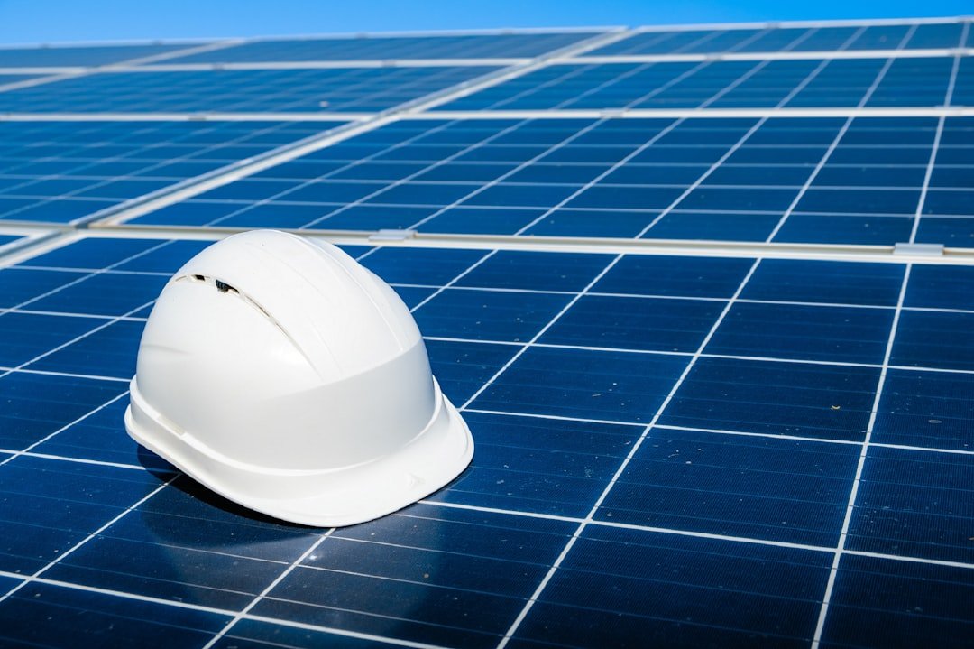 Responsável técnico analisando projeto de energia solar
