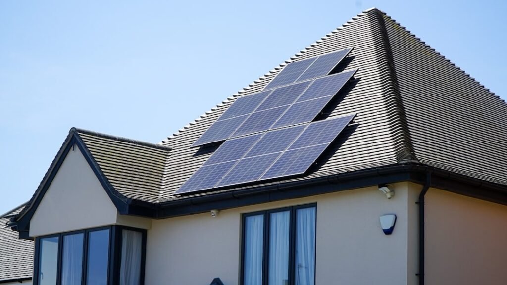 Quanto custa energia solar em 2026 em uma residência com painéis fotovoltaicos