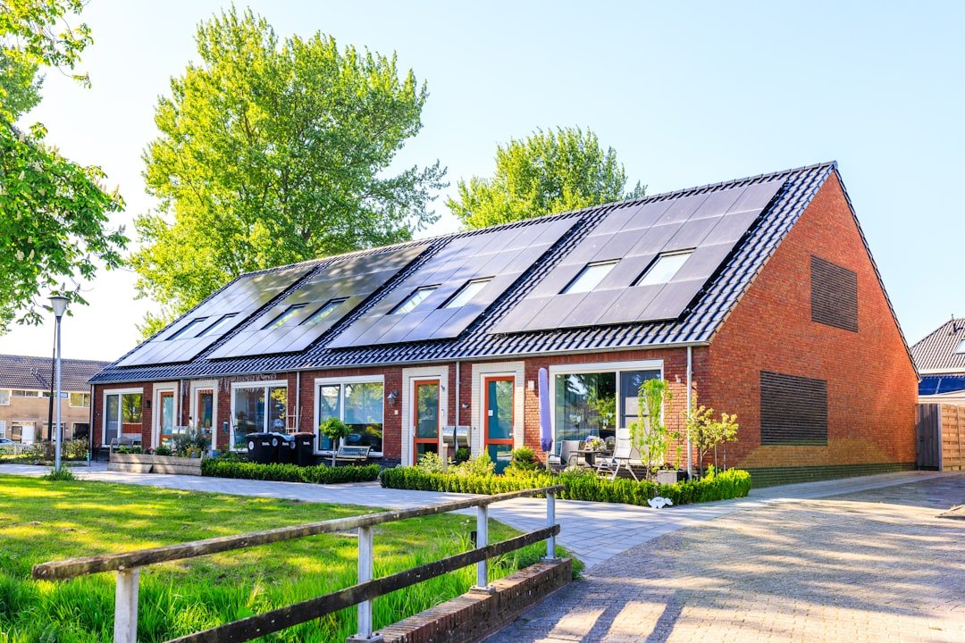 Sistema de energia solar residencial instalado em telhado
